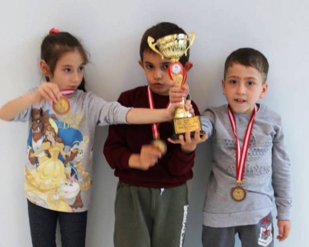 ATAŞEHİR OKULLAR ARASI SATRANÇ TURNUVASI SONA ERDİ 2018