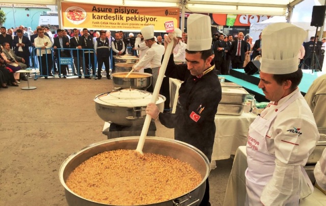 Ümraniye Belediyesi Aşüre Dağıtım Fotoları, 2016