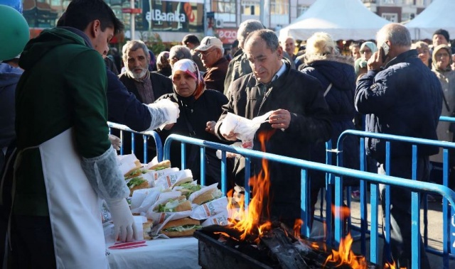 Ümraniye Belediyesi Tarafından Organize Edilen 5. Geleneksel Hamsi ve Kültür Festivali’nde Tonlarca Hamsi Dağıtıldı