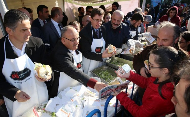 Ümraniye Belediyesi Tarafından Organize Edilen 5. Geleneksel Hamsi ve Kültür Festivali’nde Tonlarca Hamsi Dağıtıldı