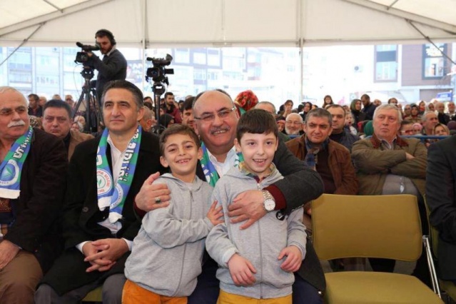 Ümraniye Belediyesi Tarafından Organize Edilen 5. Geleneksel Hamsi ve Kültür Festivali’nde Tonlarca Hamsi Dağıtıldı