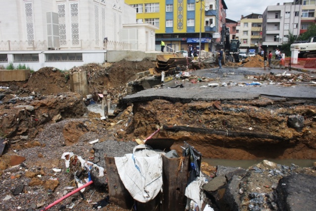 Ataşehir, Yenisahra, Ali Fuat Cebesoy Köprüsü Sel Baskını Fotoları 18 Temmuz 2017