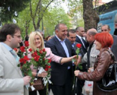 Gürsel Tekin anneler gününü kutladı Tekin ve CHP'liler annelere kırmızı gül dağıttı.
