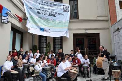 ENGELLİLERİN PERKÜSYON RİTİM GÖSTERİSİ BÜYÜLEDİ