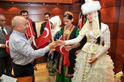 TÜRKMENİSTANLI ŞİRİN’DEN BAŞKAN ÖZTÜRK’E TÜRKÜ SÜPRİZİ