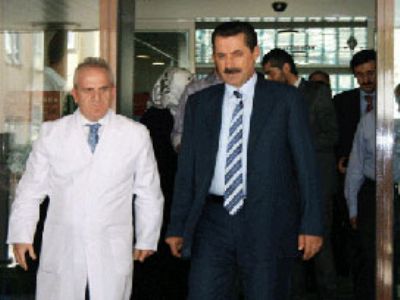 Bakan Çelik Tatlıses'i ziyaret etti