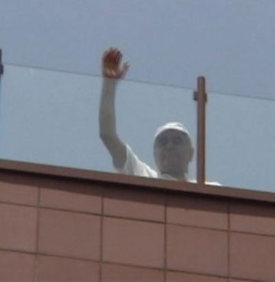 İbrahim Tatlıses hastane terasından el salladı
