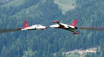 Türk Yıldızları'nın Avusturya'daki gösterisi nefes kesti