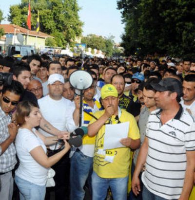 F.Bahçeliler gelişmeleri protesto etmek için toplandı