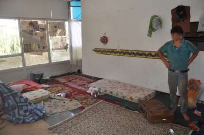Ruhsatsız geri dönüşüm deposunda Bir odada 13 kişi kalıyor