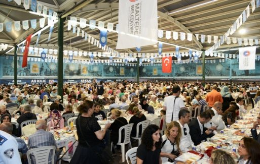 Maltepe'de “Sevgi Sofraları”nda iftar keyfi