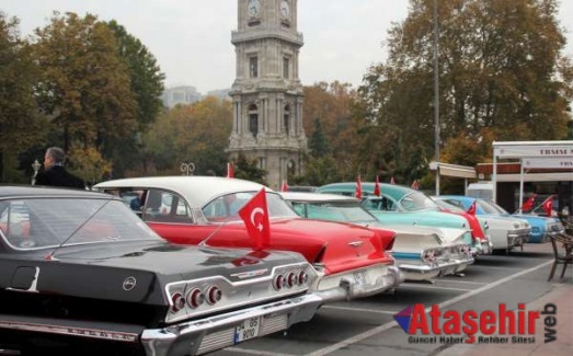 KLASİK OTOMOBİLLERDEN DOLMABAHÇE’DE ATATÜRK MASKELİ ANMA