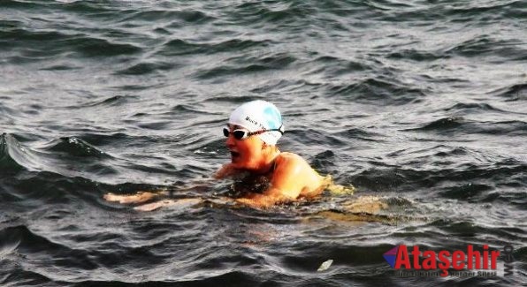 ÇEŞME’DEN SAKIZ’A YÜZEREK GEÇTi