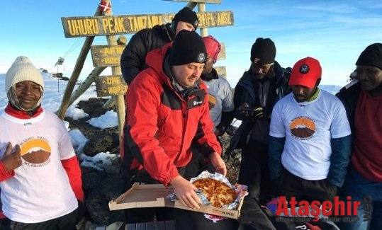 Pizza Hut dağ başına servis yaptı