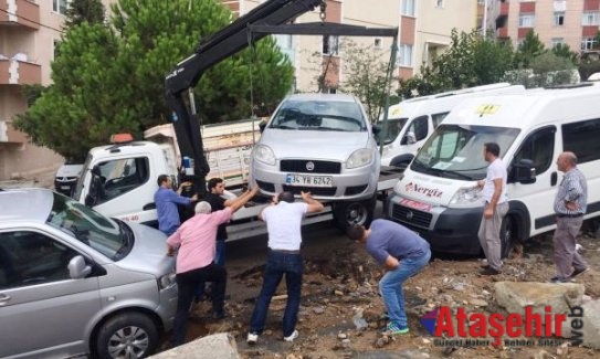 Sokakta yaşanan “fiber” çökmesine belediye müdahale etti