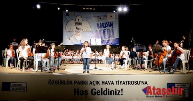 KADIKÖY'DE ÇOCUKLAR "BARIŞ" İÇİN ŞARKILAR SÖYLEDİ
