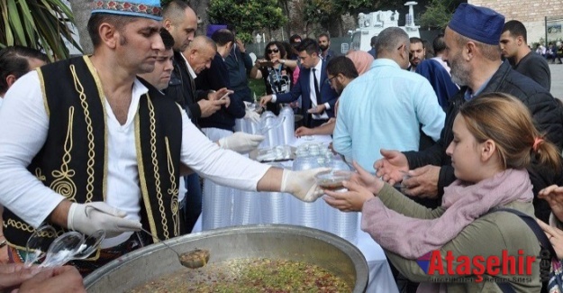 Ayasofya'da 'saray aşuresi' dağıtıldı