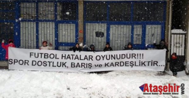 Çocuklardan Hakeme Pankartlı destek