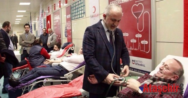 Metro yolcuları Kızılay için kan verdi