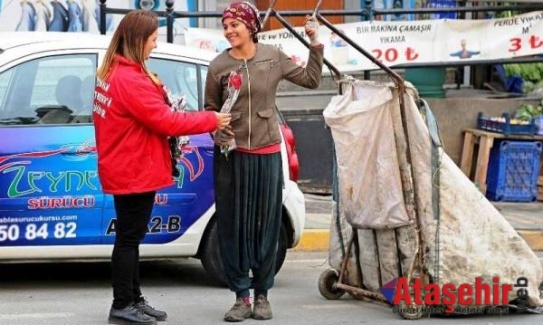 Ataşehirli kadınlara karanfil dağıtıldı.