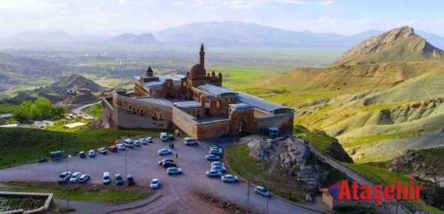 İshak Paşa Sarayı'na turist ilgisi