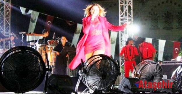 Hadise ve Mümin Sarıkaya Ataşehirliler'le Buluştu