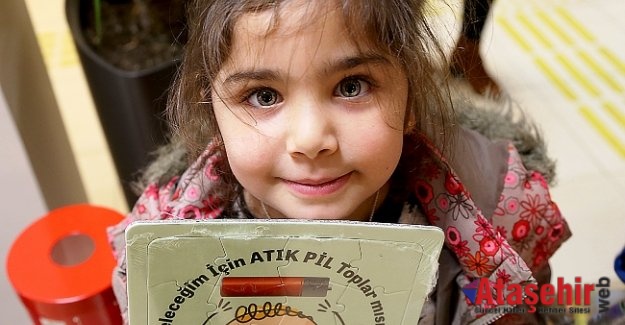ATAŞEHİR'DE  MİNİKLER ATIK PİL TOPLUYOR