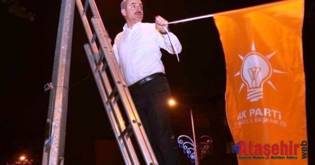 Başkan Şenocak gençlerle bayrak astı