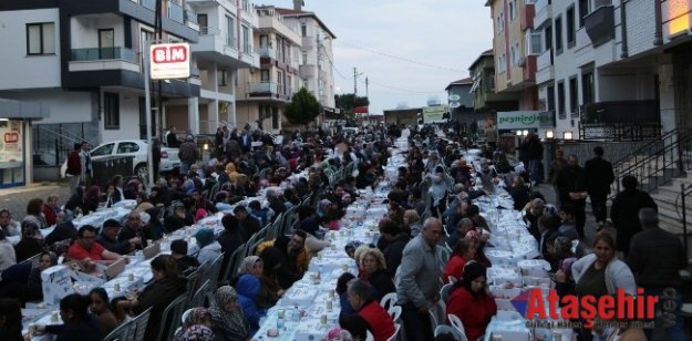“Sevgi Sofrası”nda buluşan Maltepeliler dualarla iftarını açtı