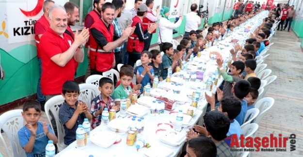 Yetimler Kızılay’ın iftar sofrasında buluştu
