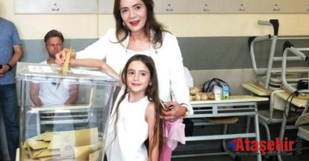 Gamze Akkuş İlgezdi; “Ülkemizin normal seyrine döneceğine inanıyorum”