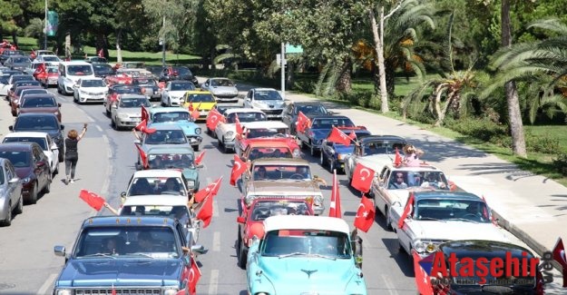 KLASİK OTOMOBİLLERİN KADIKÖY'DE 30 AĞUSTOS COŞKUSU