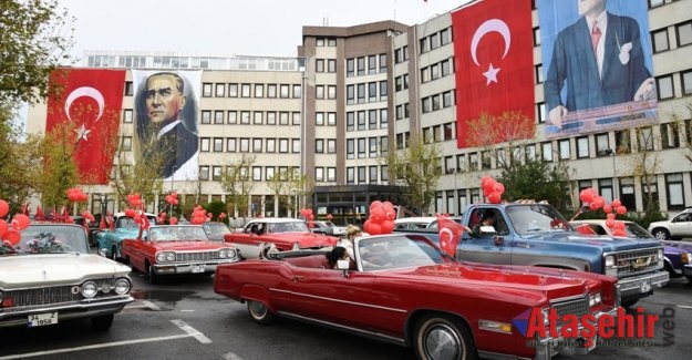 CUMHURİYET BAYRAMI KADIKÖY’DE KLASİK OTOMOBİL KONVOYU’YLA KUTLANDI