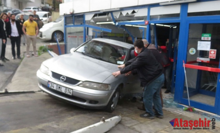 Ataşehir'de kayan otomobil markete girdi