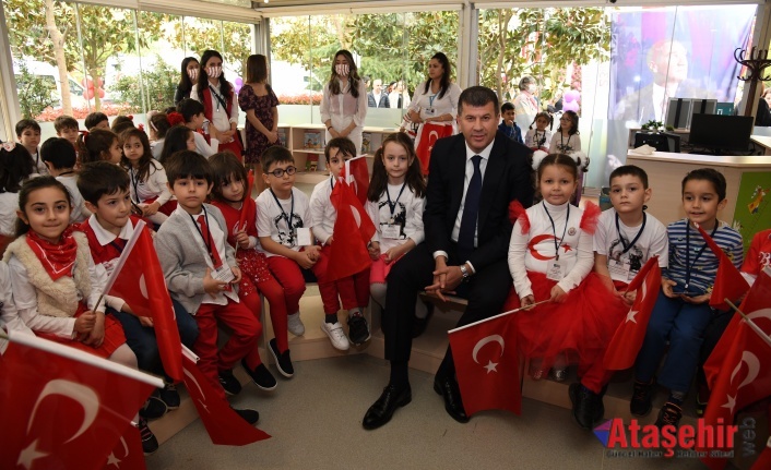 ÇOCUKLARA İKİ 23 NİSAN HEDİYESİ BİRDEN