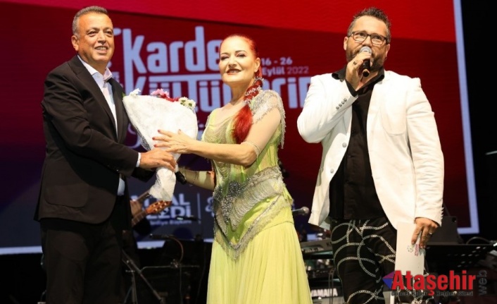 CANDAN ERÇETİN 7. KARDEŞ KÜLTÜRLERİN FESTİVALİ’NDE HAYRANLARIYLA B