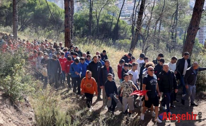 ATAŞEHİRLİLER DOĞA YÜRÜYÜŞÜ YAPIP DAĞ ÇİLEĞİ TOPLADI