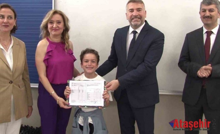 İstanbul Ataşehir’de ilkokul öğrencileri karne heyecanı yaşadı