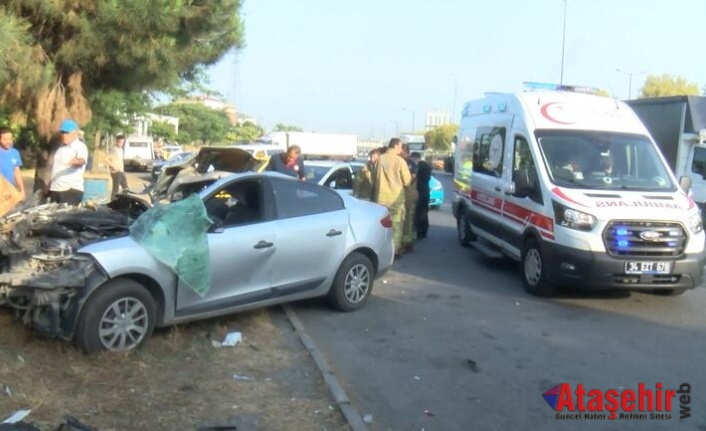 Ataşehir’de direğe çarpan otomobil hurdaya döndü