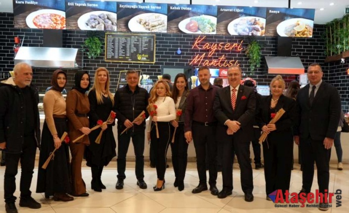 Ataşehir Kaymakamı Bekir Dınkırcı ve Yılmaz Vural kadınlara karanfil dağıttı.