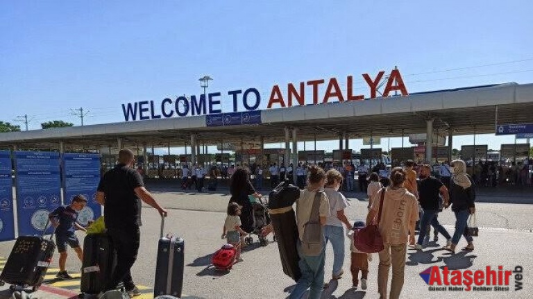 Antalya'ya uçan misafir sayısı giderek artıyor.