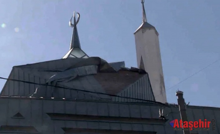 Şiddetli rüzgar, Ataşehir'de caminin kaplamasını söktü