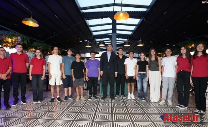 ATA Teras’ta Başarı Kutlaması: Gençler Başkan’la Buluştu