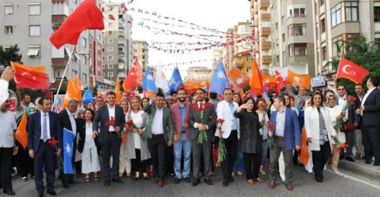 AK Parti Adayları Ataşehir’de Sevgi Yürüyüşü Yaptı