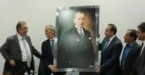 AK Parti'den CHP Grubuna anlamlı hediye