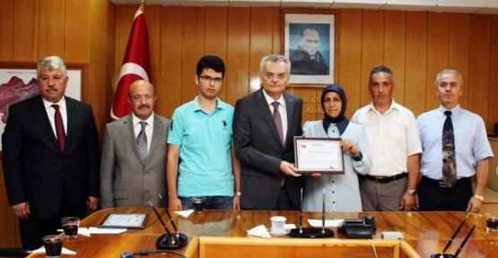 Çankırı Valisi LYS 65’incisi Alperen Gökçay’ı Ödüllendirdi