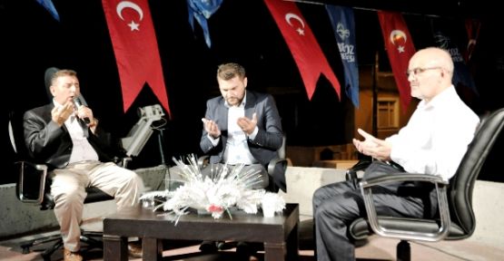 Eller Gazze İçin Semaya Kalktı