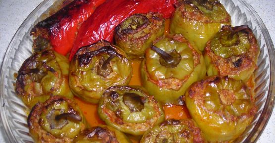 Fırında kıymalı biber dolması