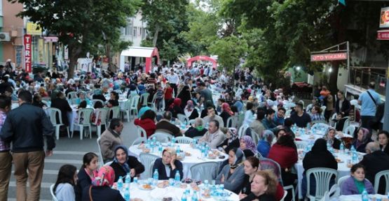 İFTARDA BİNLERCE ÜMRANİYELİ AYNI SOFRADA BULUŞTU