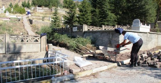 Mezarlıklar Arefe Gününe Hazırlanıyor